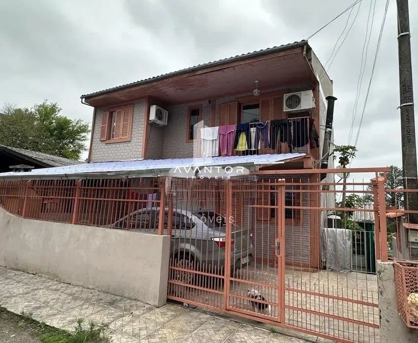 Fachada da casa com garagem — Casa com 3 quartos à venda em Itararé, Santa Maria/RS
