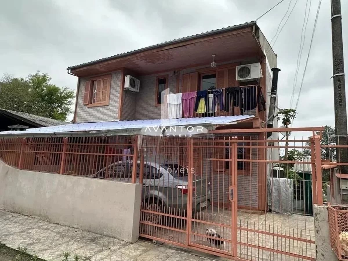 Fachada da casa com garagem — Casa com 3 quartos à venda em Itararé, Santa Maria/RS