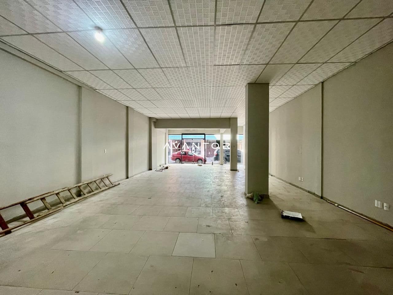 Área comercial com piso em porcelanato — Loja com 1 sala à venda em Bonfim, Santa Maria/RS