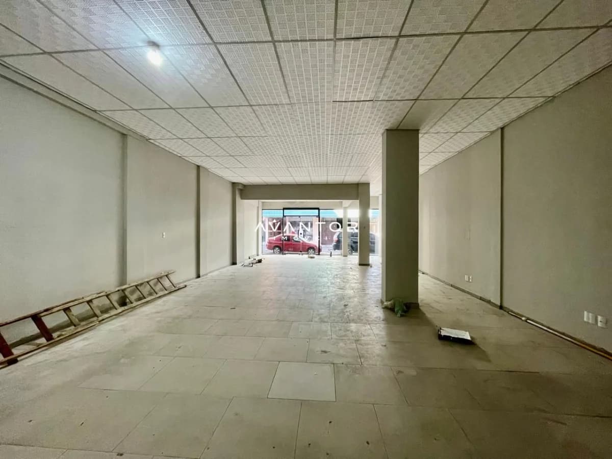 Área comercial com piso em porcelanato — Loja com 1 sala à venda em Bonfim, Santa Maria/RS