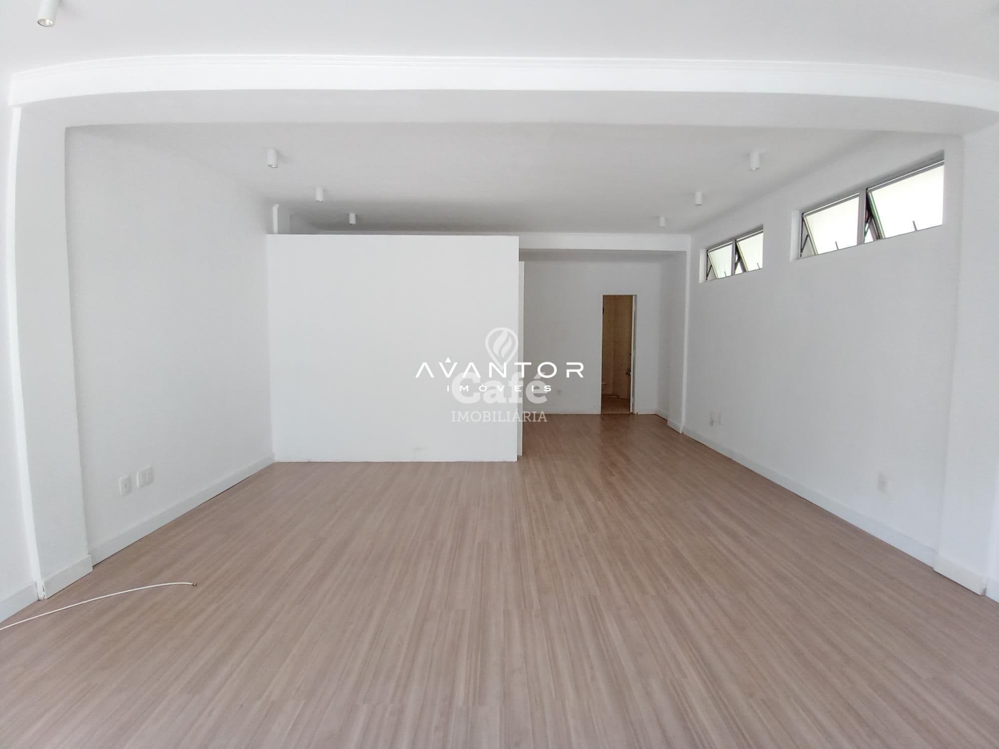 Sala comercial de privativos com garagem, localizada na Rua Vale Machado — Sala Comercial com 1 sala à venda em Centro, Santa Maria/RS