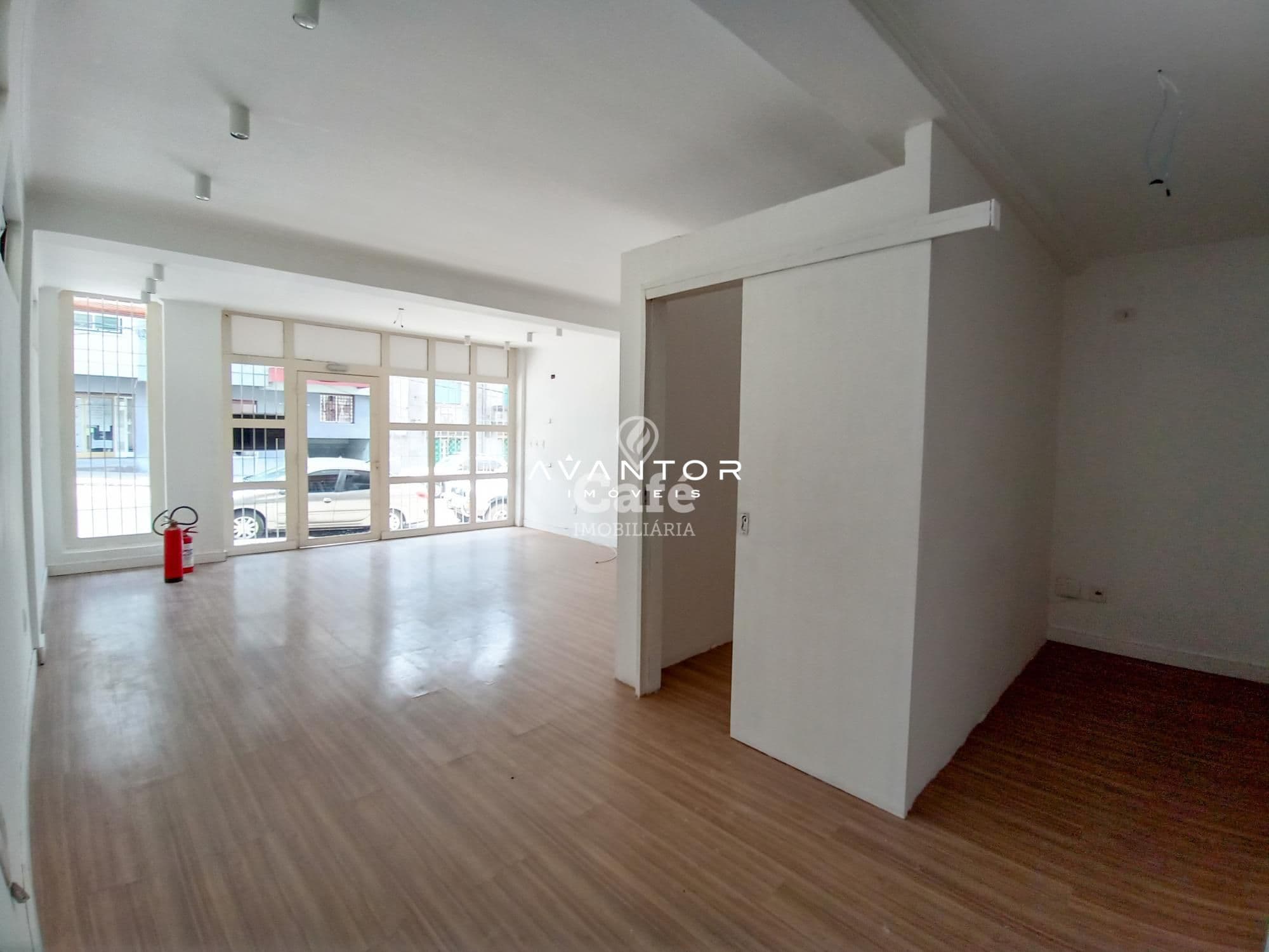 Sala comercial de privativos com garagem, localizada na Rua Vale Machado — Sala Comercial com 1 sala à venda em Centro, Santa Maria/RS