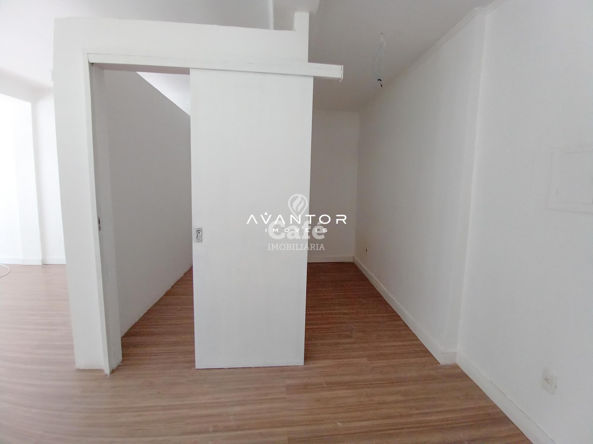Sala comercial de privativos com garagem, localizada na Rua Vale Machado — Sala Comercial com 1 sala à venda em Centro, Santa Maria/RS