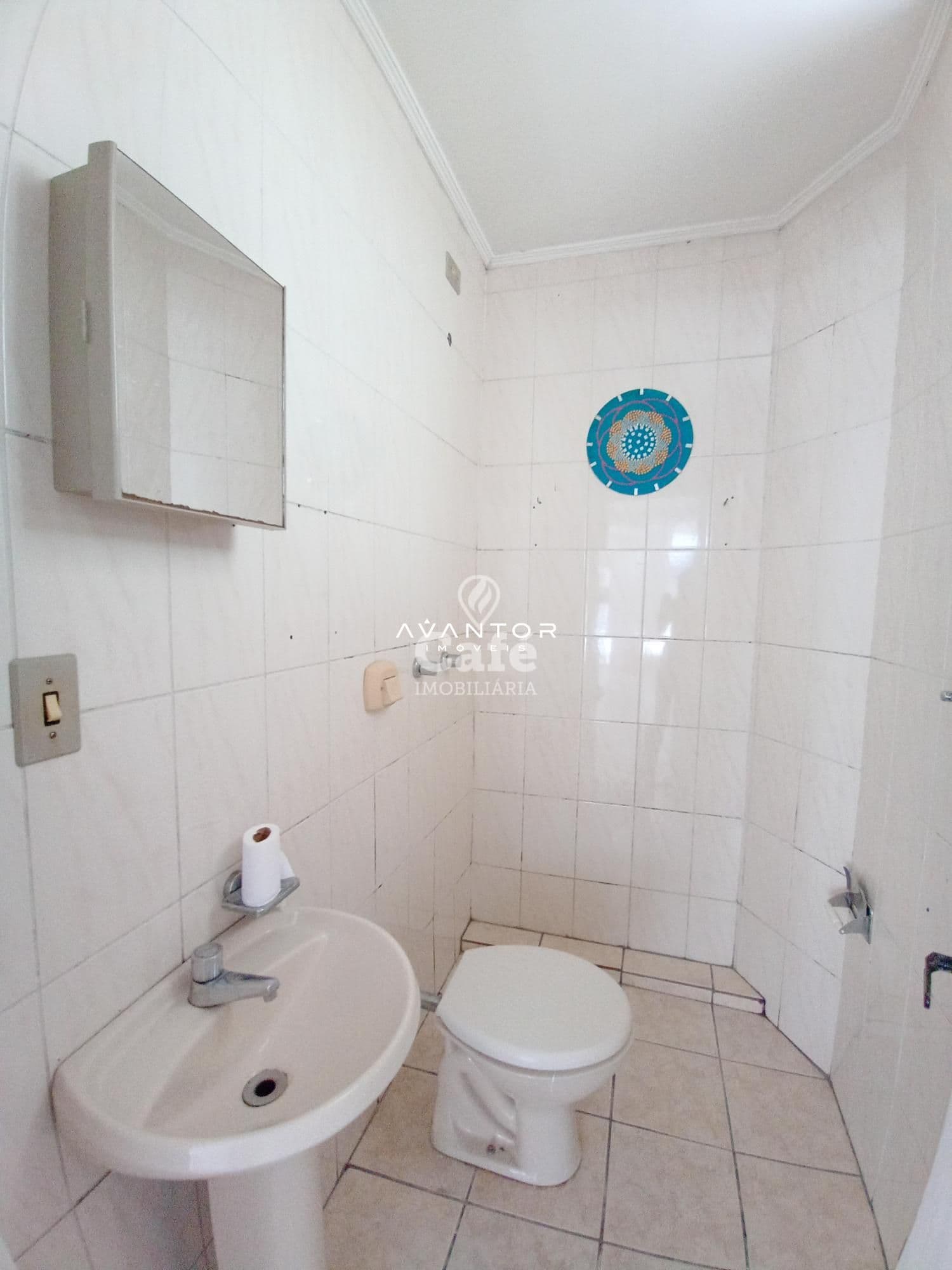 Sala comercial de privativos com garagem, localizada na Rua Vale Machado — Sala Comercial com 1 sala à venda em Centro, Santa Maria/RS