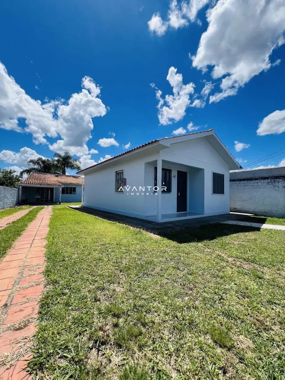 Fachada da casa com pátio — Casa com 3 quartos à venda em Camobi, Santa Maria/RS