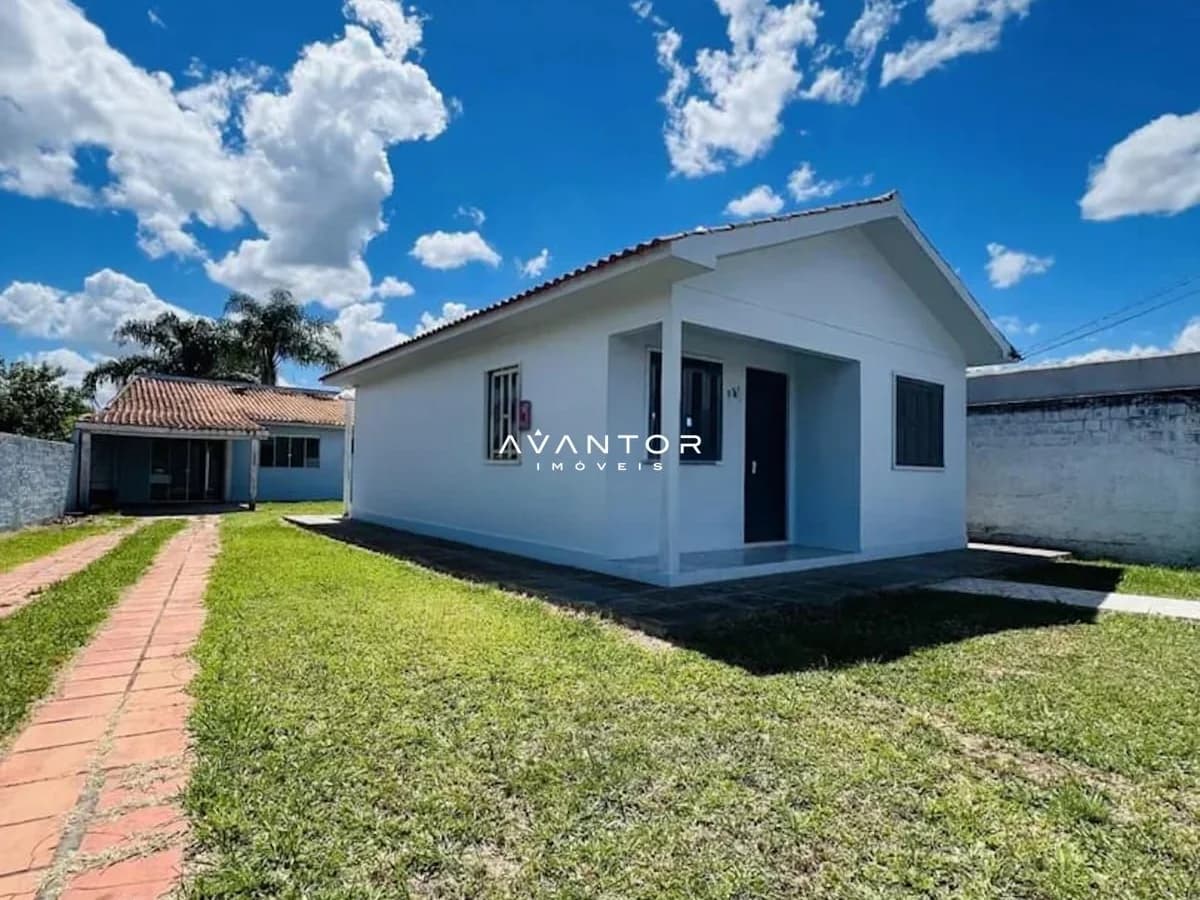Fachada da casa com pátio — Casa com 3 quartos à venda em Camobi, Santa Maria/RS