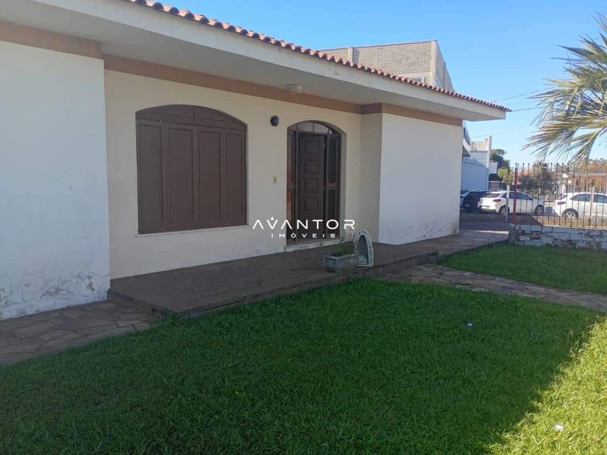Fachada da casa com pátio — Casa Comercial com 3 salas para alugar em Camobi, Santa Maria/RS