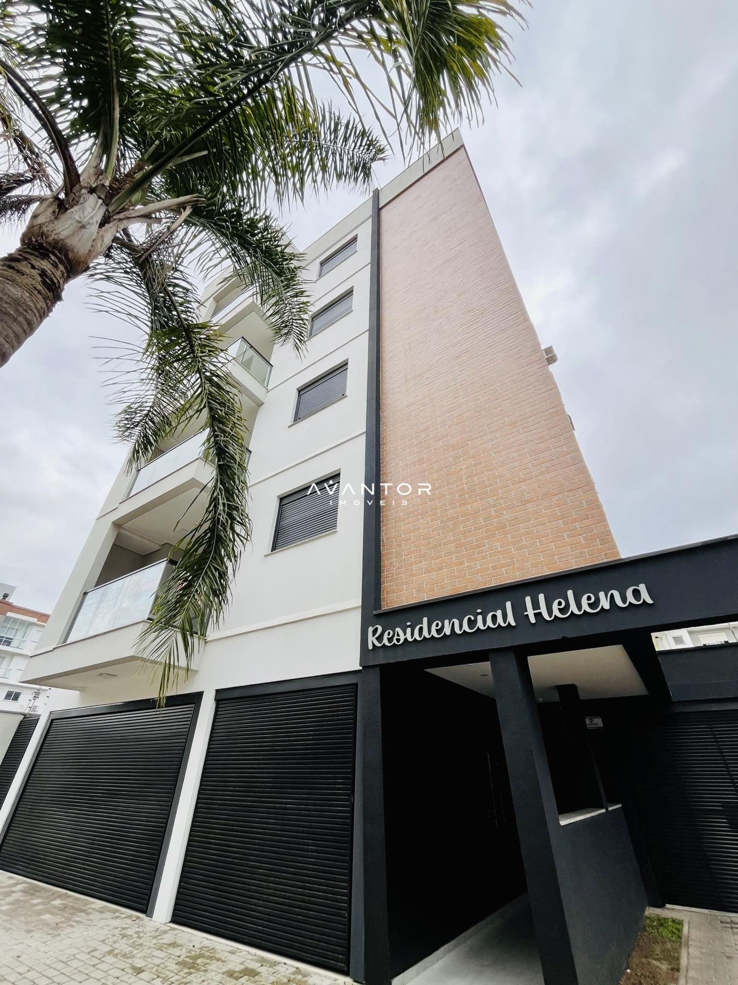 Fachada do prédio com palmeira — Apartamento com 2 quartos à venda no Residencial Helena, em Camobi, Santa Maria/RS