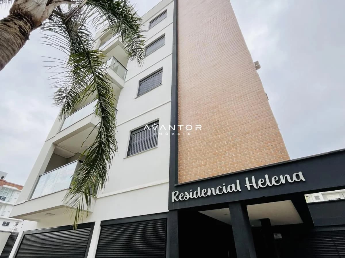 Fachada do prédio com palmeira — Apartamento com 2 quartos à venda no Residencial Helena, em Camobi, Santa Maria/RS