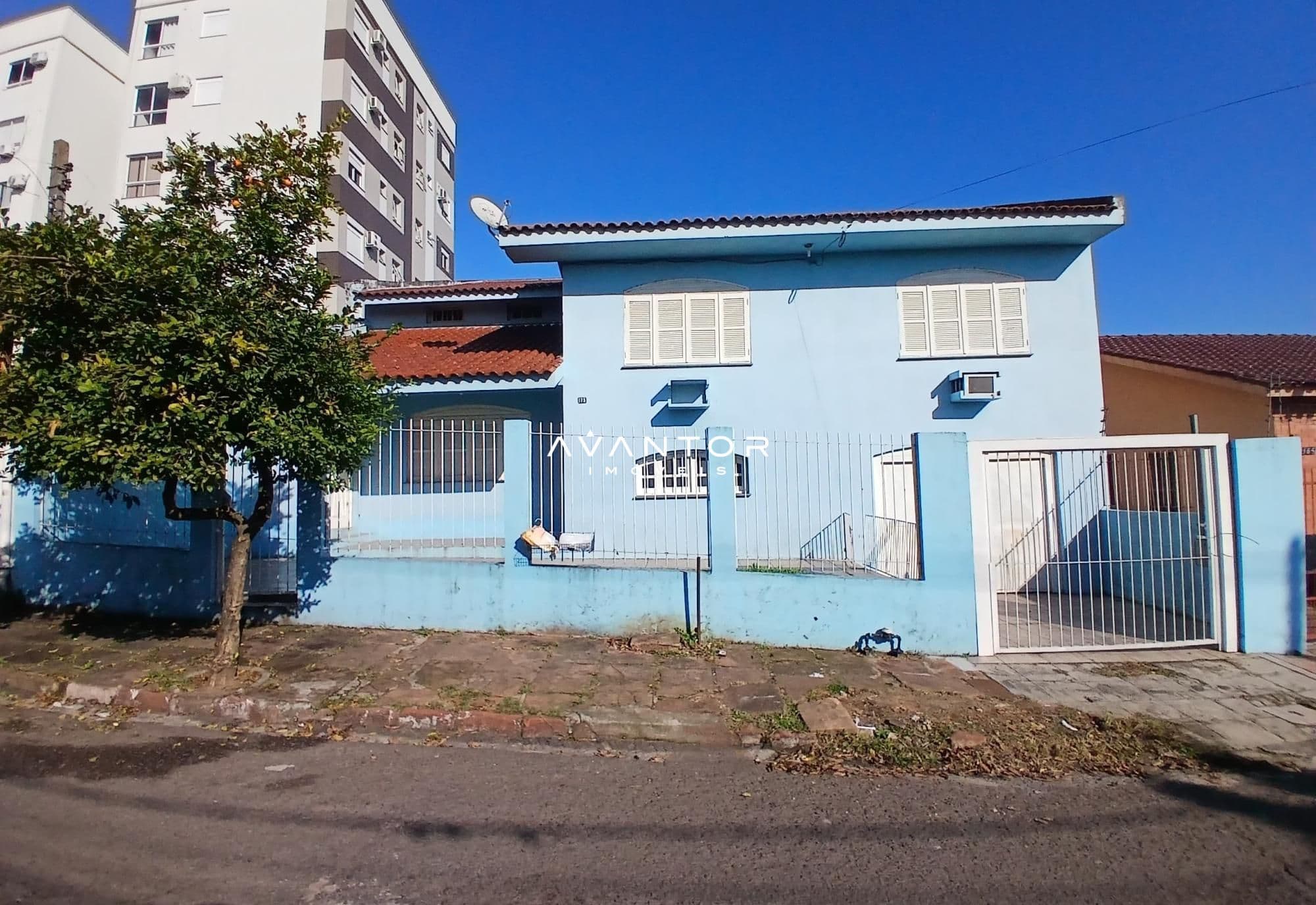 Fachada da casa com garagem — Casa com 3 quartos à venda em Nossa Senhora do Rosário, Santa Maria/RS