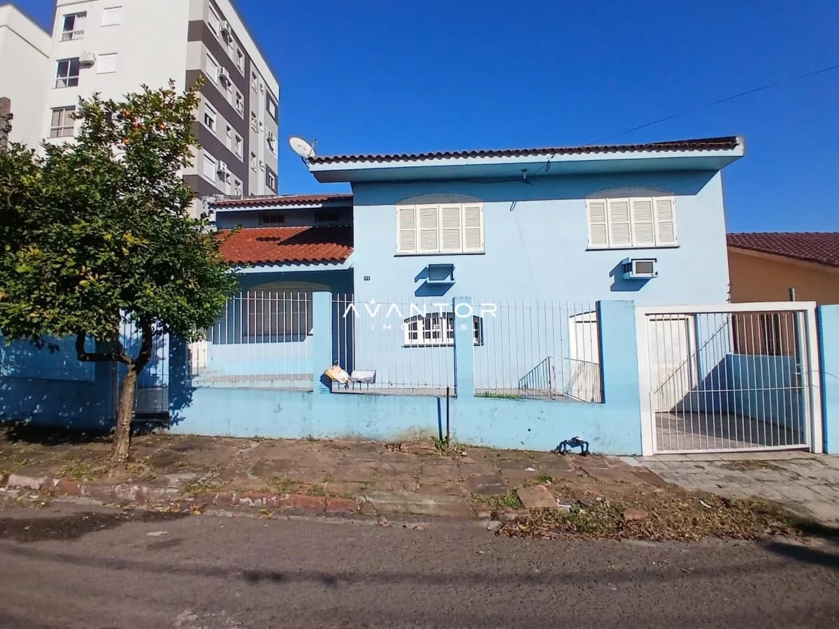 Fachada da casa com garagem — Casa com 3 quartos à venda em Nossa Senhora do Rosário, Santa Maria/RS