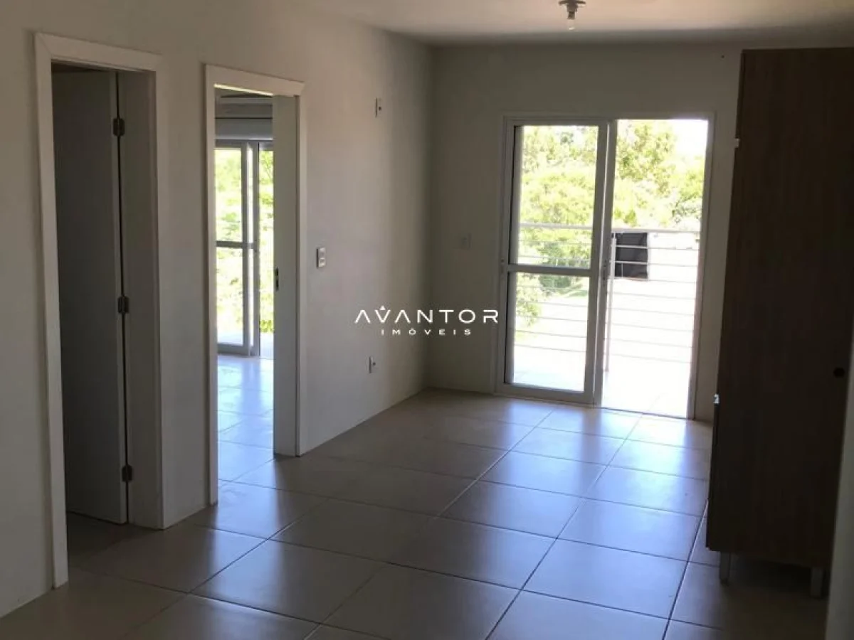 Sala de estar com acesso à sacada — Apartamento com 2 quartos à venda em Camobi, Santa Maria/RS