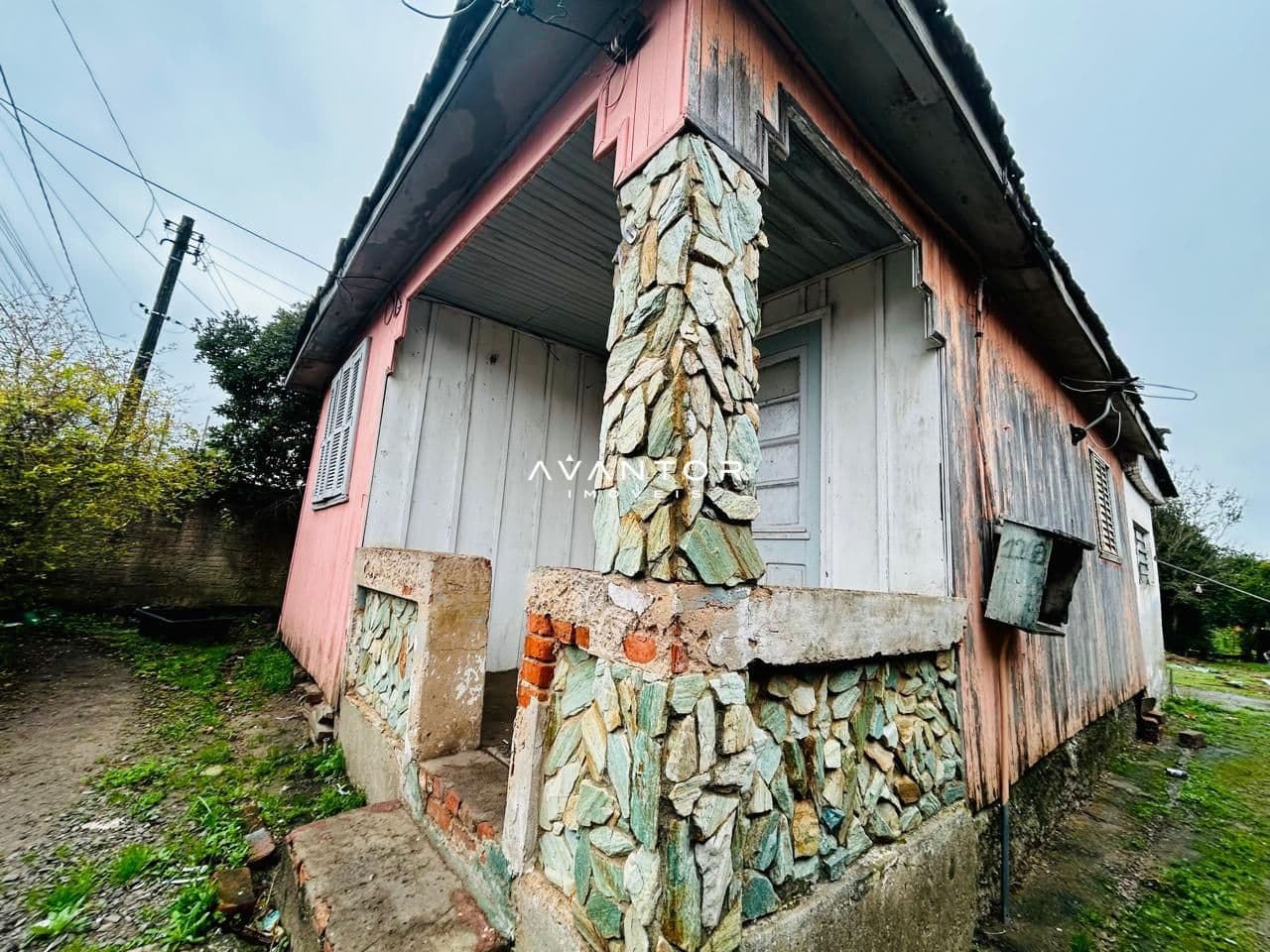 Fachada da casa com revestimento em pedra — Terreno à venda em Urlândia, Santa Maria/RS