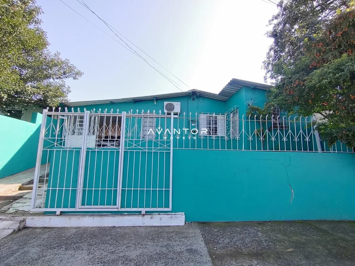 Fachada da casa com portão e garagem — Casa com 3 quartos à venda em Tancredo Neves, Santa Maria/RS