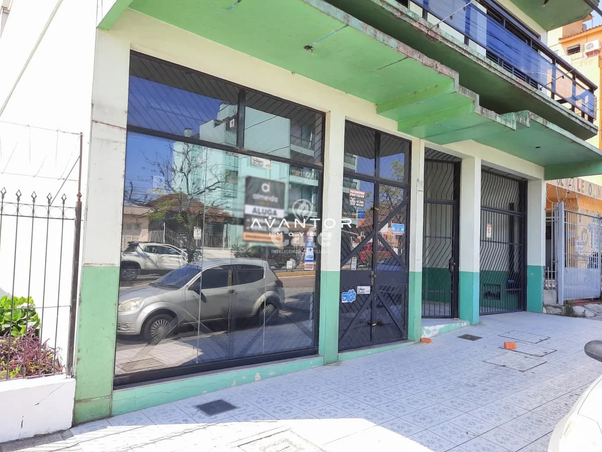 Fachada comercial com vitrines — Loja com 1 sala para alugar em Patronato, Santa Maria/RS