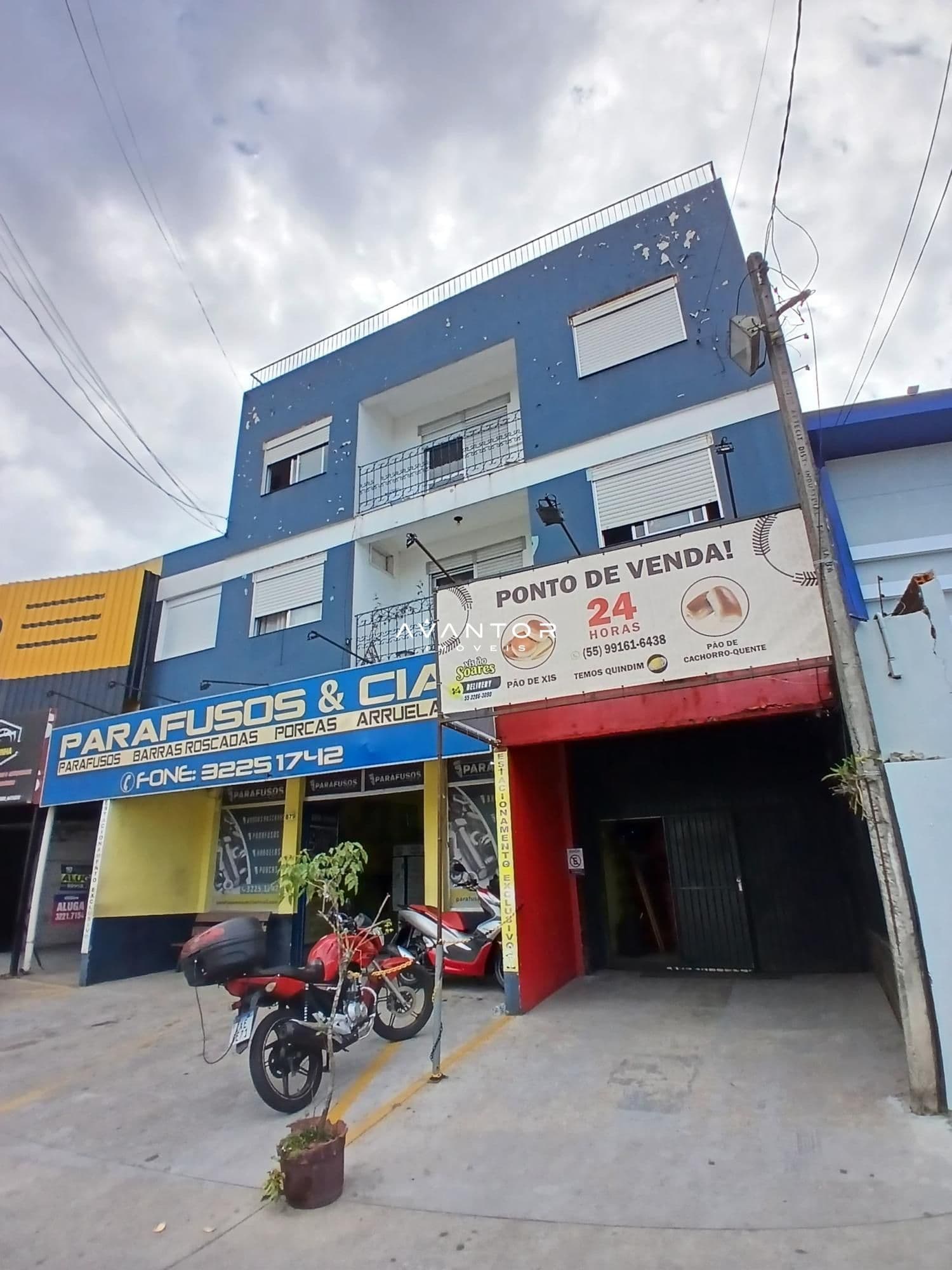 Fachada do prédio com dois pavimentos — Apartamento com 2 quartos para alugar em Duque de Caxias, Santa Maria/RS