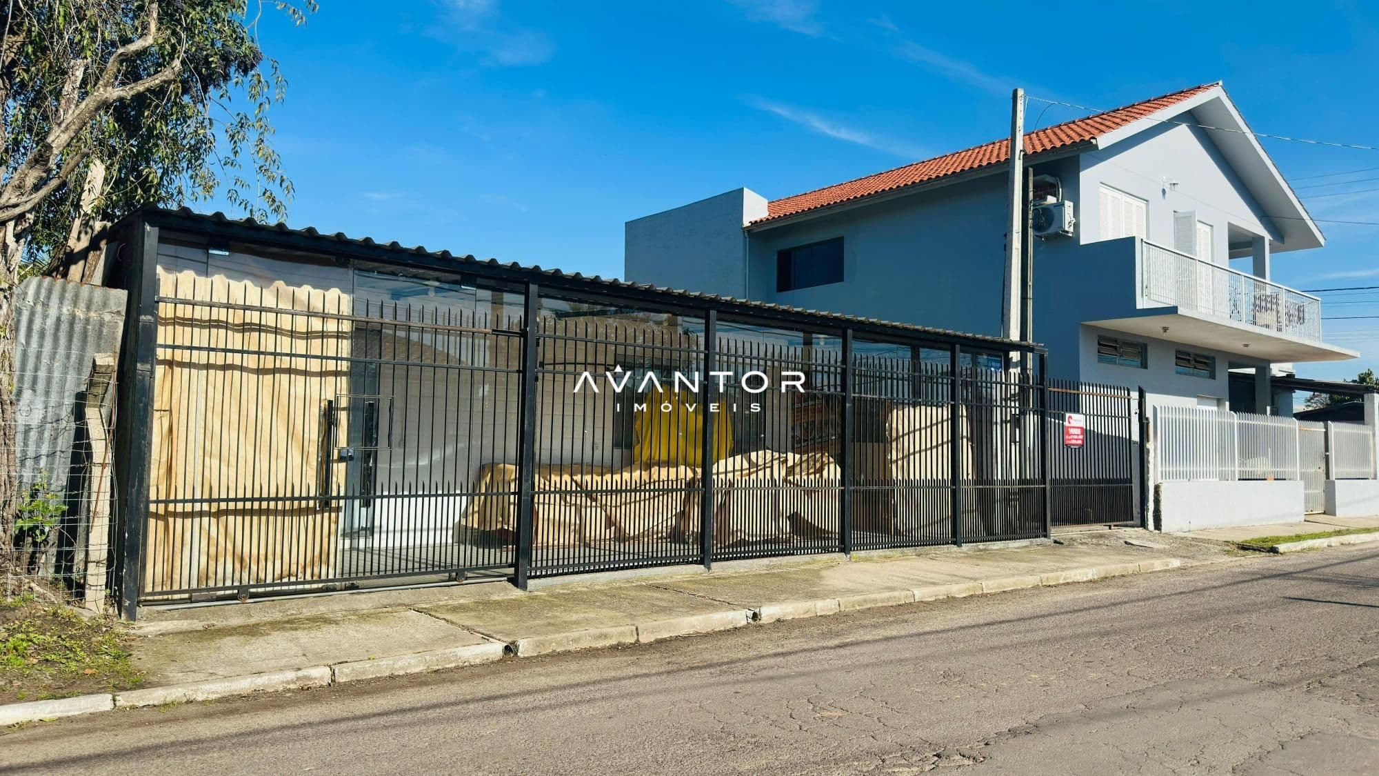 Fachada da casa com garagem — Terreno à venda em Nossa Senhora Medianeira, Santa Maria/RS