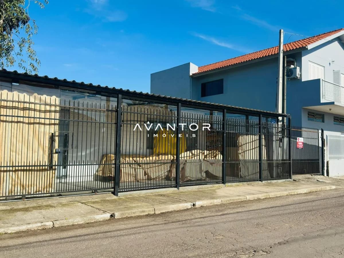 Fachada da casa com garagem — Terreno à venda em Nossa Senhora Medianeira, Santa Maria/RS
