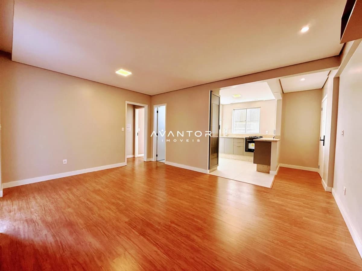 Sala integrada à cozinha com piso em madeira — Apartamento com 2 quartos à venda em Nossa Senhora de Fátima, Santa Maria/RS
