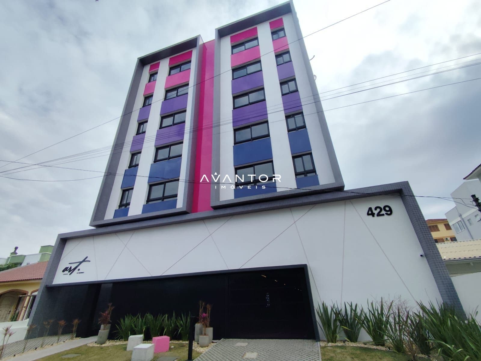 Fachada do prédio com garagem — Apartamento com 2 quartos à venda em Camobi, Santa Maria/RS