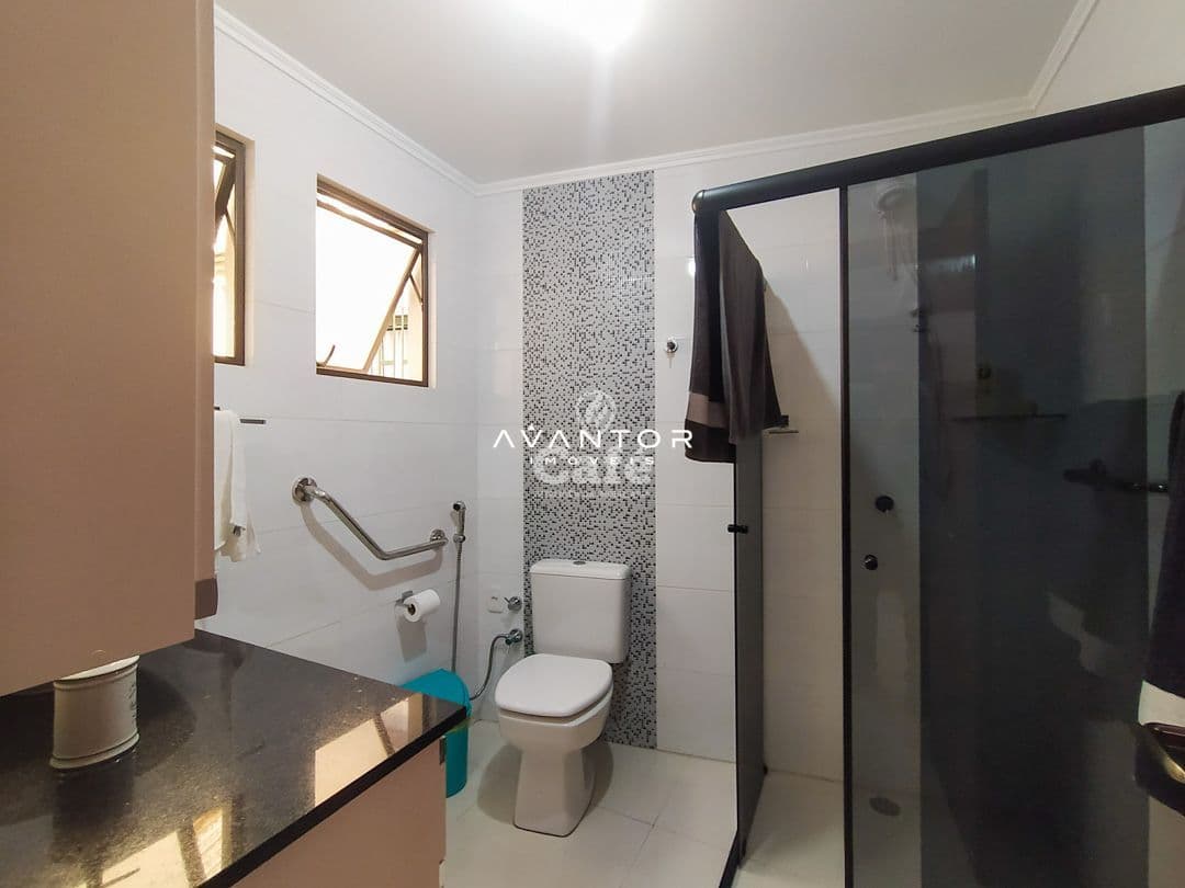 Casa com 4 dormitórios, piscina, pátio, em bairro central, Santa Maria/RS — Casa com 4 quartos à venda em Centro, Santa Maria/RS