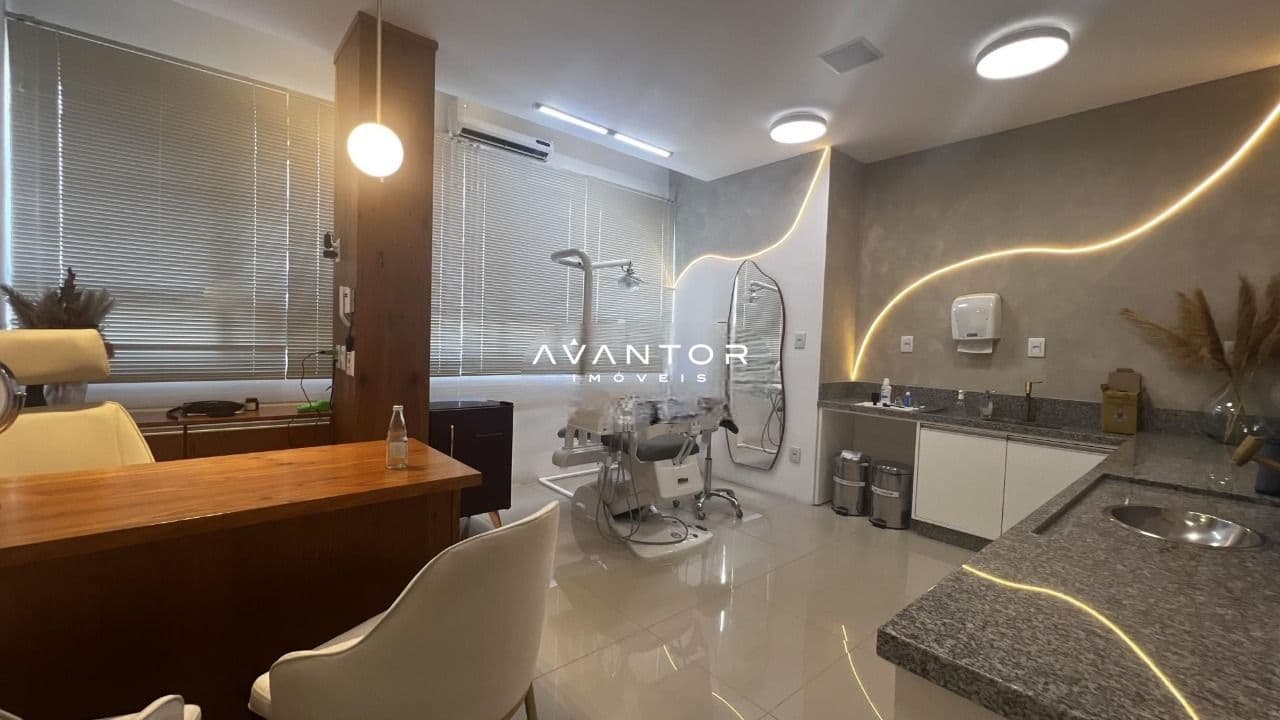 Banheiro com espelho iluminado e pia — Sala Comercial com 2 salas à venda no Edifício Rio da Prata, em Centro, Santa Maria/RS