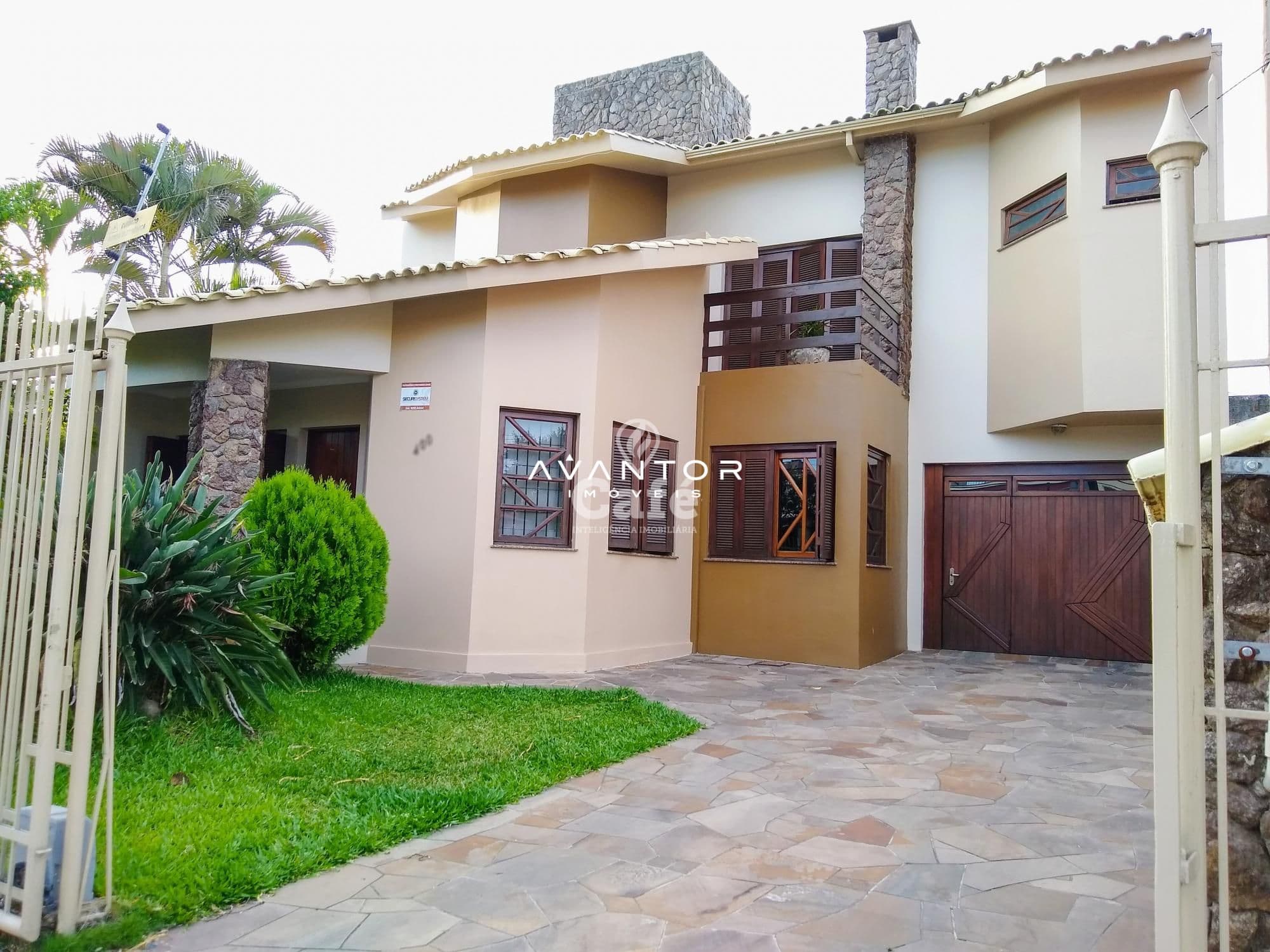 Fachada da casa com garagem — Casa com 3 quartos à venda em Duque de Caxias, Santa Maria/RS