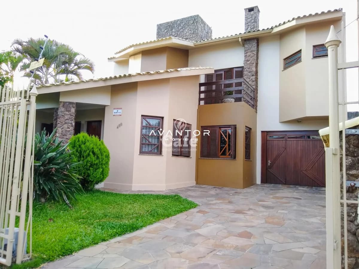 Fachada da casa com garagem — Casa com 3 quartos à venda em Duque de Caxias, Santa Maria/RS