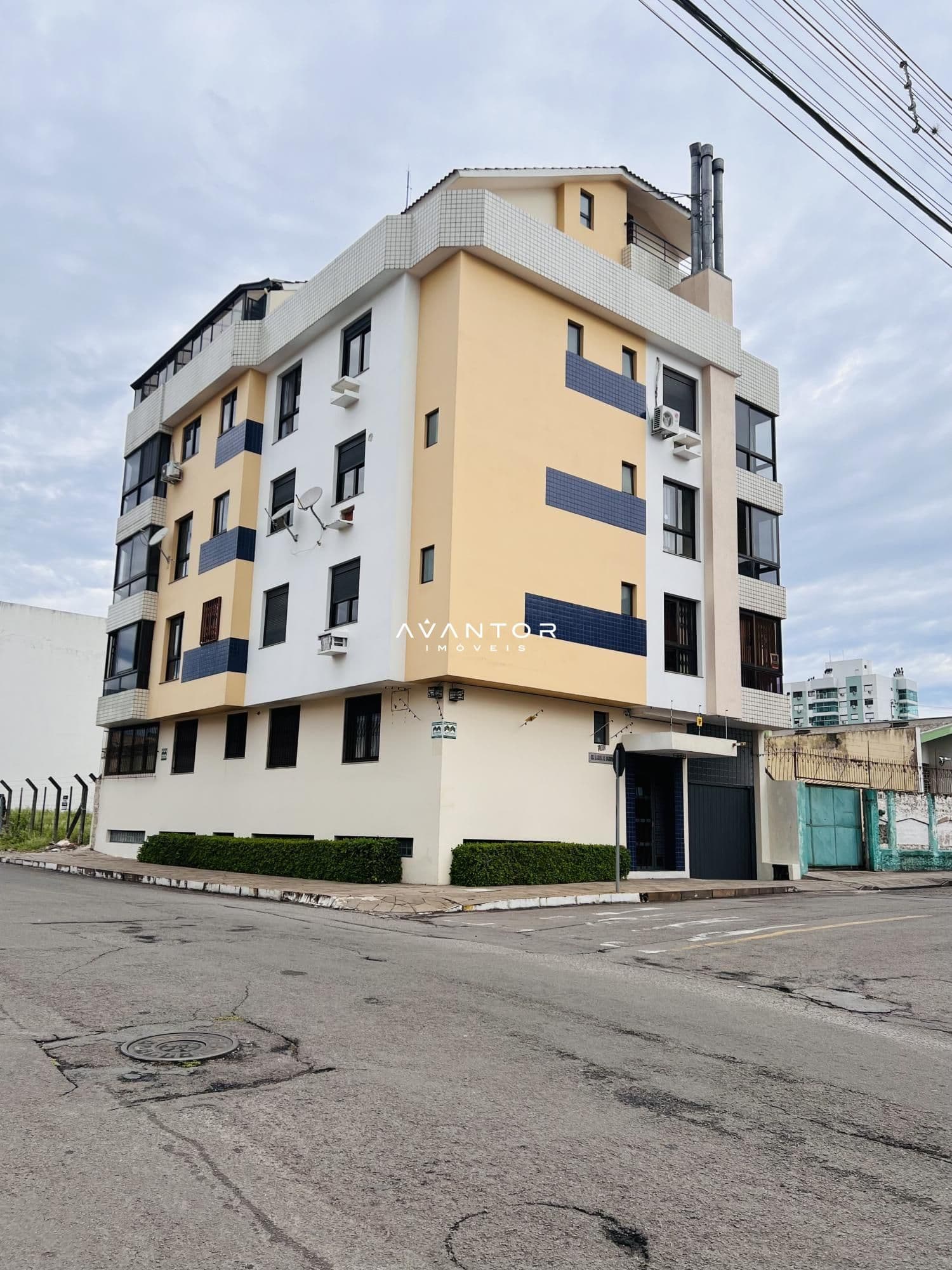 Fachada do prédio com sacadas — Apartamento com 1 quarto à venda em Nossa Senhora do Rosário, Santa Maria/RS