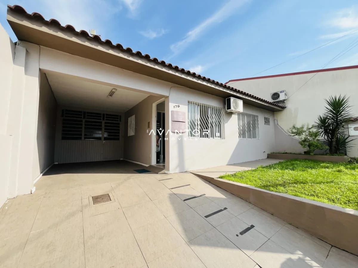 Fachada da casa com garagem e pátio — Casa com 4 quartos à venda em Tancredo Neves, Santa Maria/RS