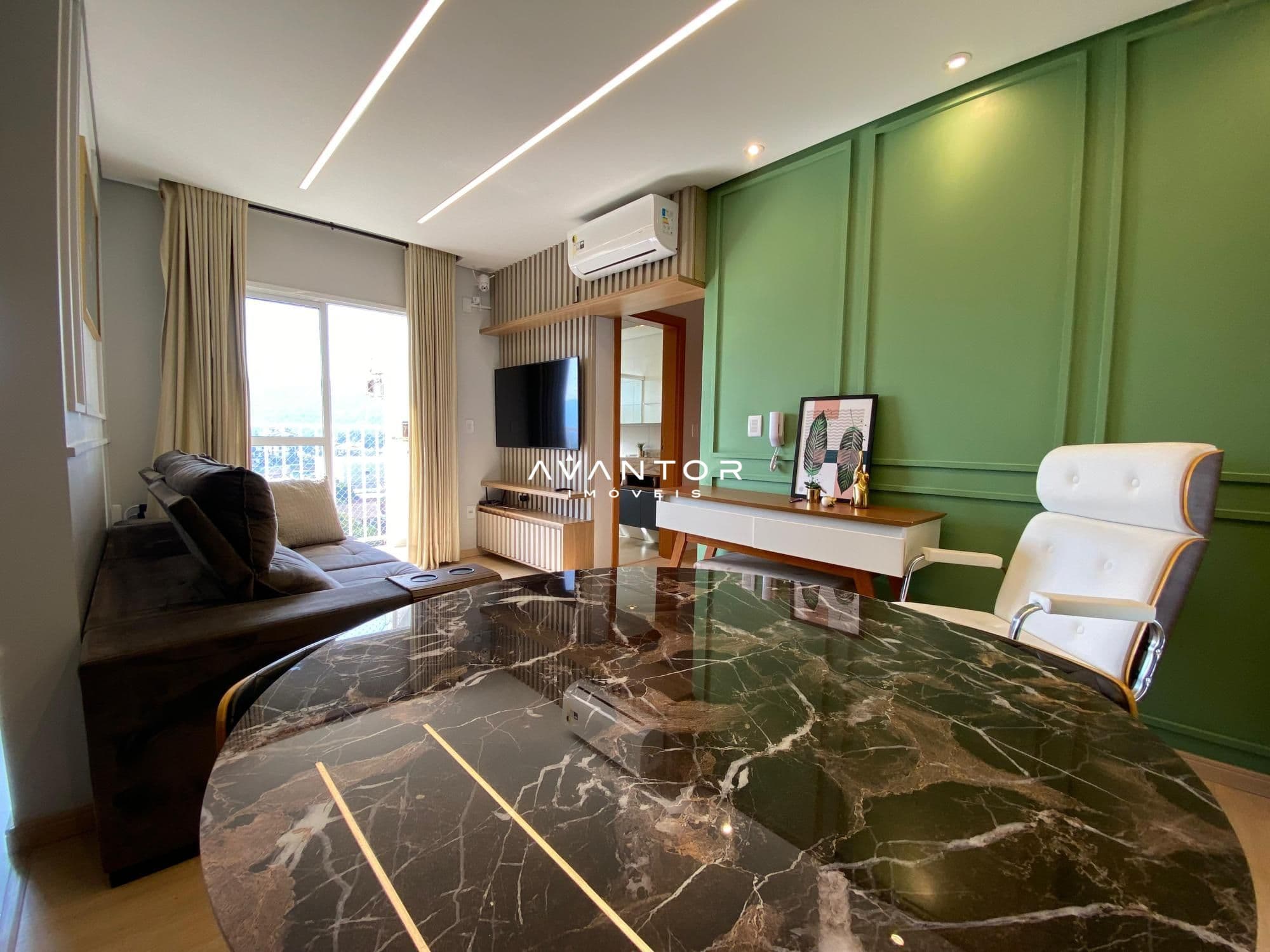 Sala de estar com parede verde e varanda — Apartamento com 2 quartos à venda em Nossa Senhora das Dores, Santa Maria/RS