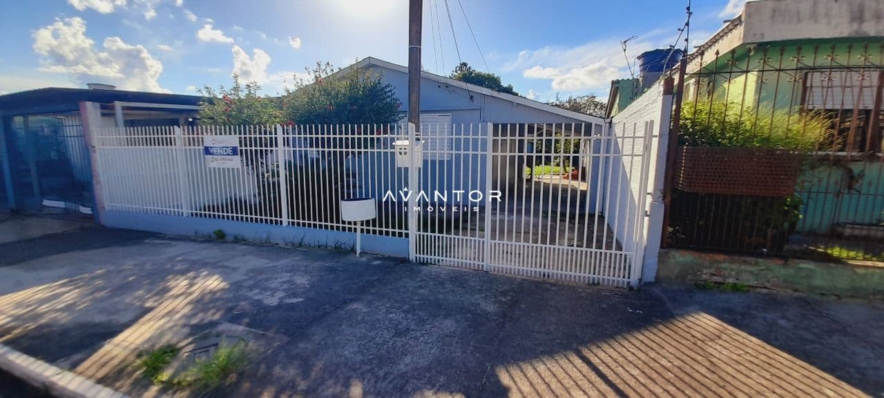 Fachada da casa com garagem — Casa com 2 quartos à venda em Pinheiro Machado, Santa Maria/RS