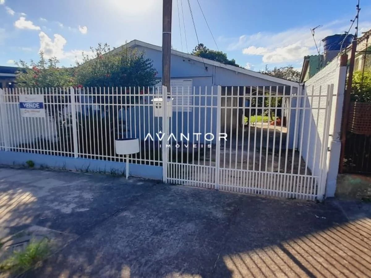 Fachada da casa com garagem — Casa com 2 quartos à venda em Pinheiro Machado, Santa Maria/RS