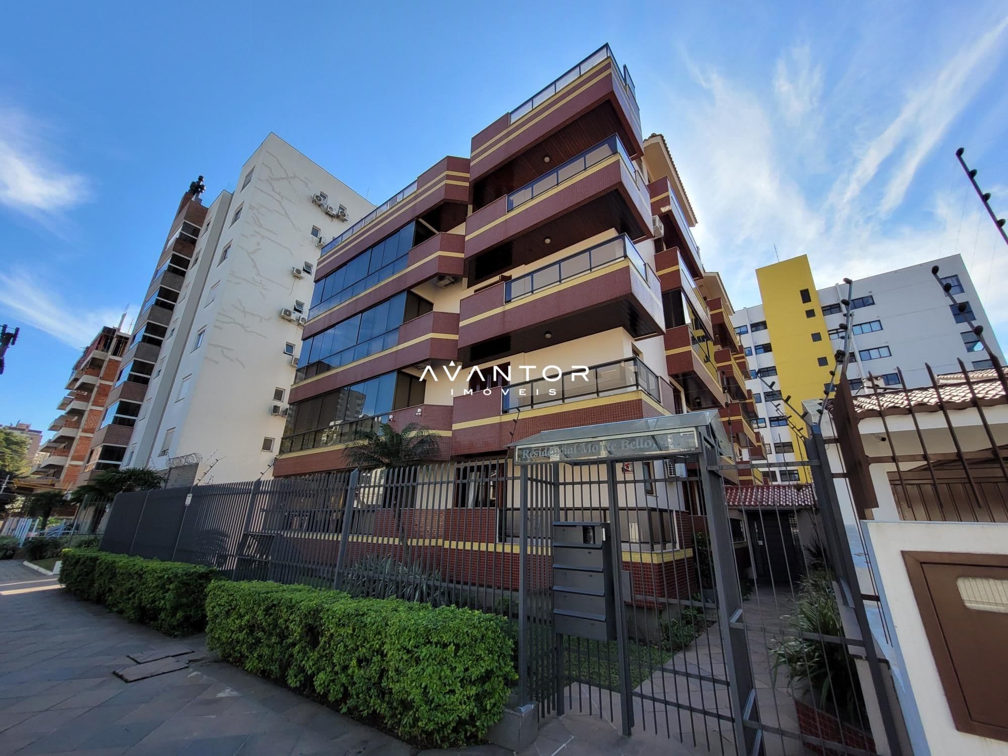 Fachada do prédio com sacadas — Apartamento com 3 quartos à venda em Nossa Senhora de Lourdes, Santa Maria/RS