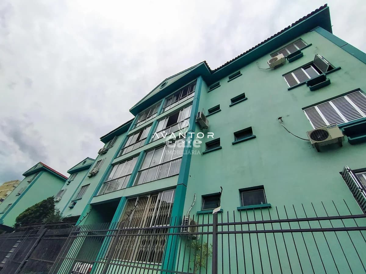 Fachada da casa com múltiplas janelas — Apartamento com 3 quartos à venda em Nossa Senhora de Lourdes, Santa Maria/RS
