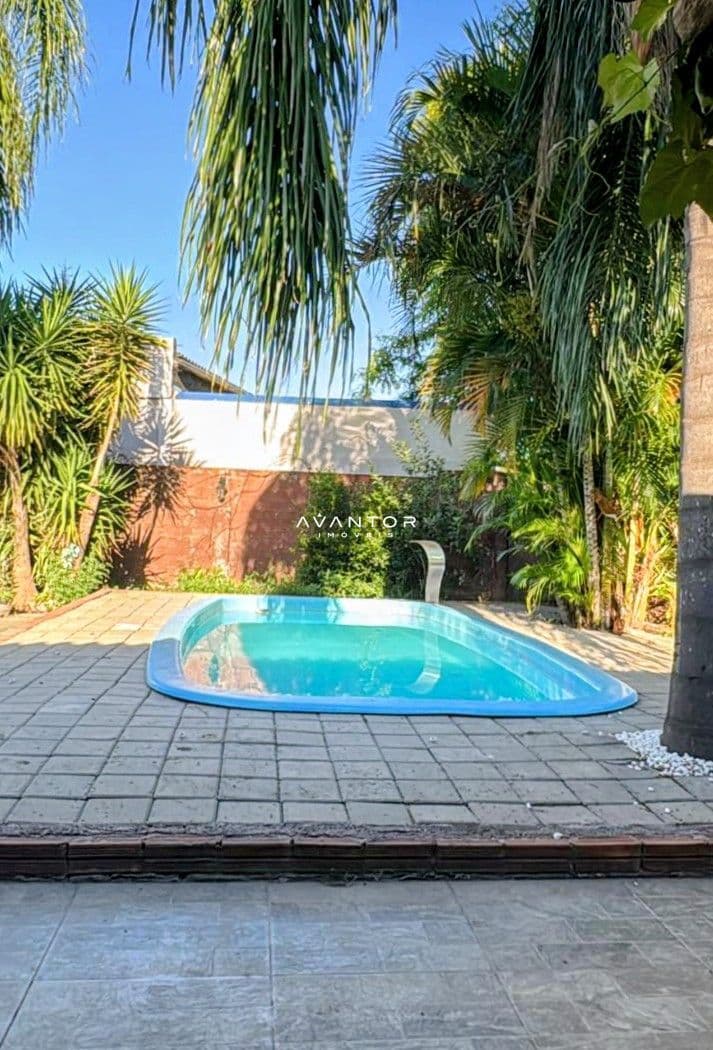Piscina com área externa e paisagismo — Casa com 3 quartos à venda em Camobi, Santa Maria/RS