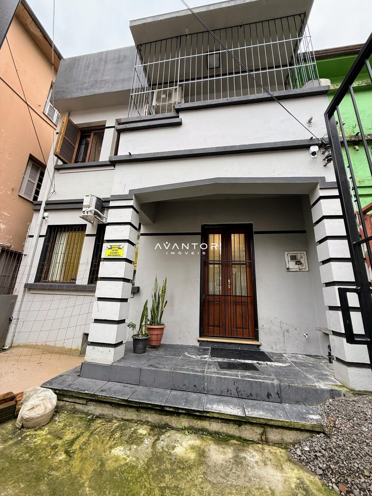 Fachada da casa com entrada frontal — Casa com 3 quartos à venda em Centro, Santa Maria/RS