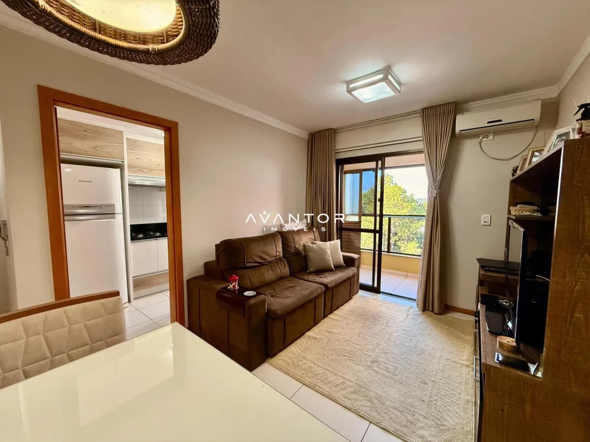 Sala de estar integrada à cozinha com sacada — Apartamento com 2 quartos à venda em Nossa Senhora Medianeira, Santa Maria/RS