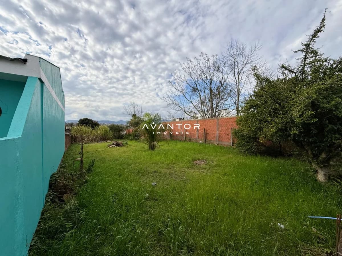 Terreno com construções e vegetação — Terreno à venda em Pinheiro Machado, Santa Maria/RS