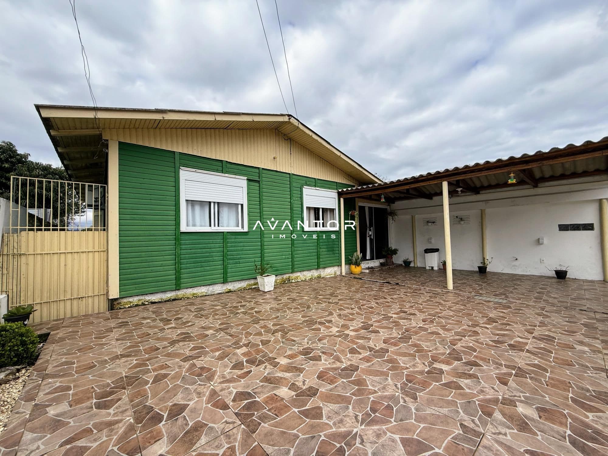 Fachada da casa com garagem — Casa com 3 quartos à venda em Juscelino Kubitschek, Santa Maria/RS