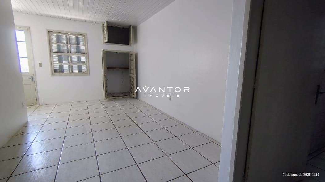 Sala com piso em cerâmica e janelas — Apartamento com 2 quartos à venda no Edifício Pisani, em Centro, Santa Maria/RS