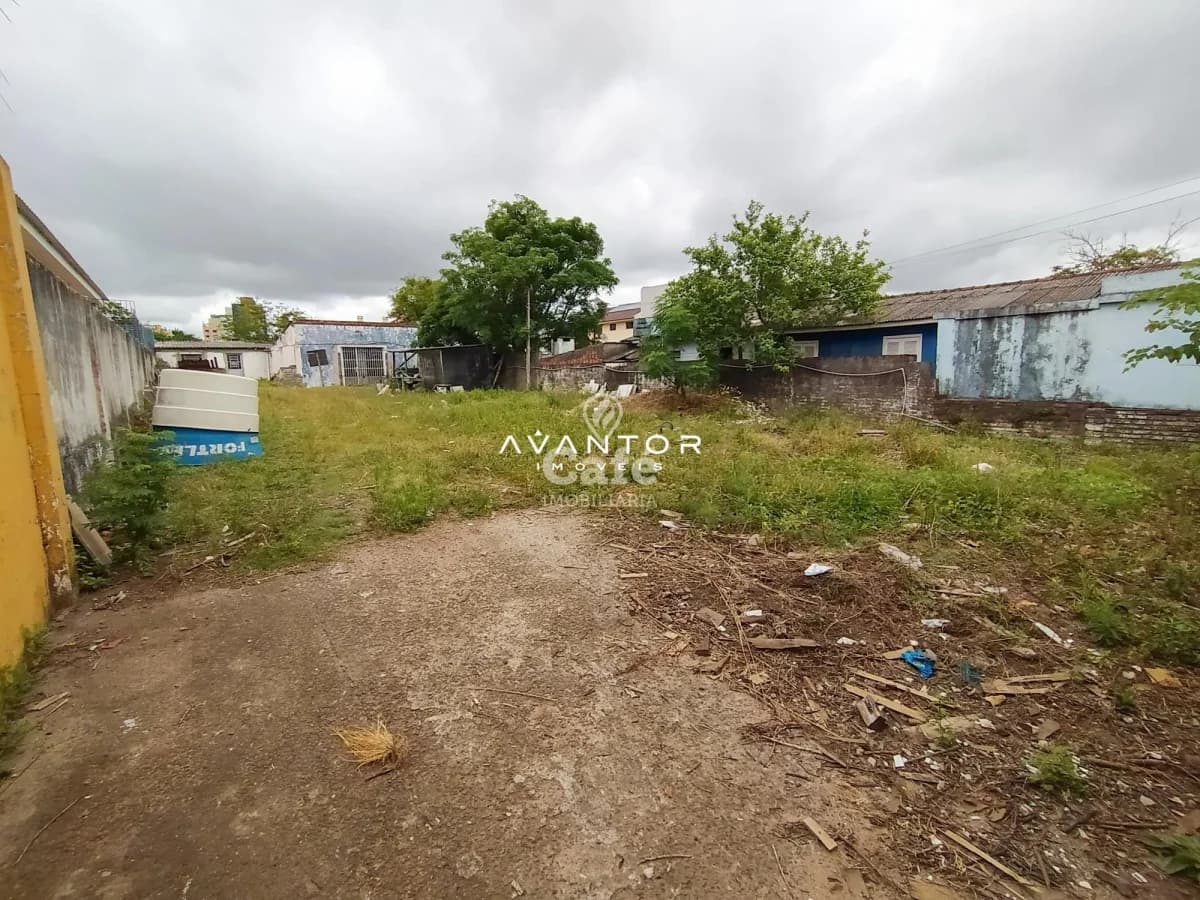 Terreno com vegetação e construções ao fundo — Terreno à venda em Passo D'Areia, Santa Maria/RS