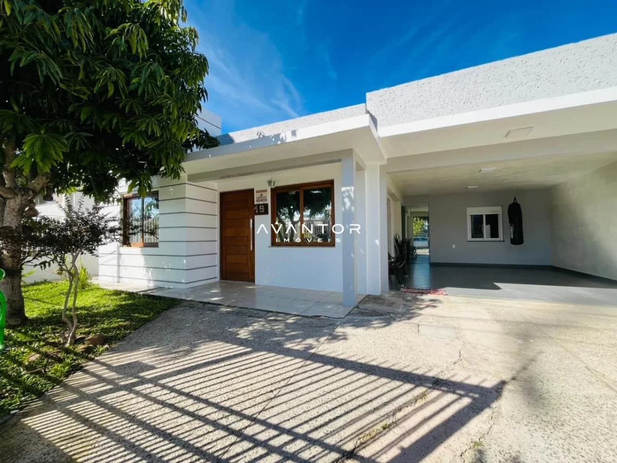 Fachada da casa com garagem e entrada — Casa com 3 quartos à venda em Camobi, Santa Maria/RS