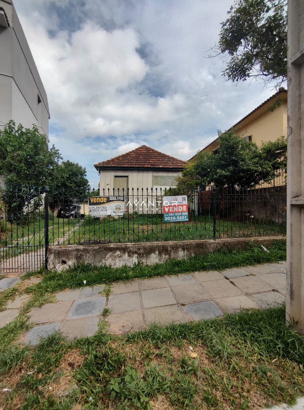 Fachada da casa com telhado de cerâmica — Terreno à venda em Nossa Senhora das Dores, Santa Maria/RS