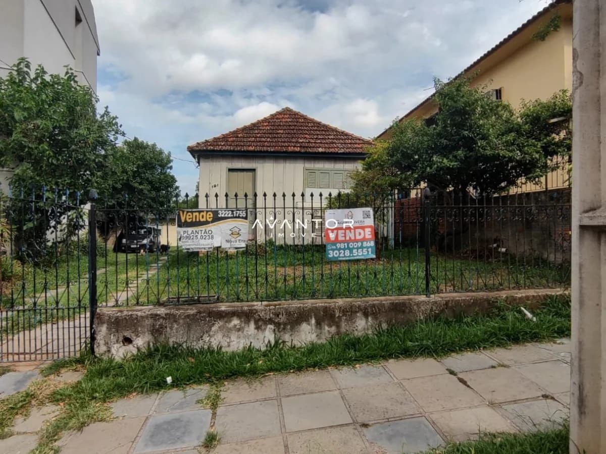 Fachada da casa com telhado de cerâmica — Terreno à venda em Nossa Senhora das Dores, Santa Maria/RS