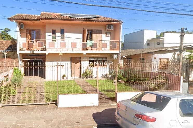 Fachada da casa com garagem — Casa com 5 quartos à venda em Passo D'Areia, Santa Maria/RS
