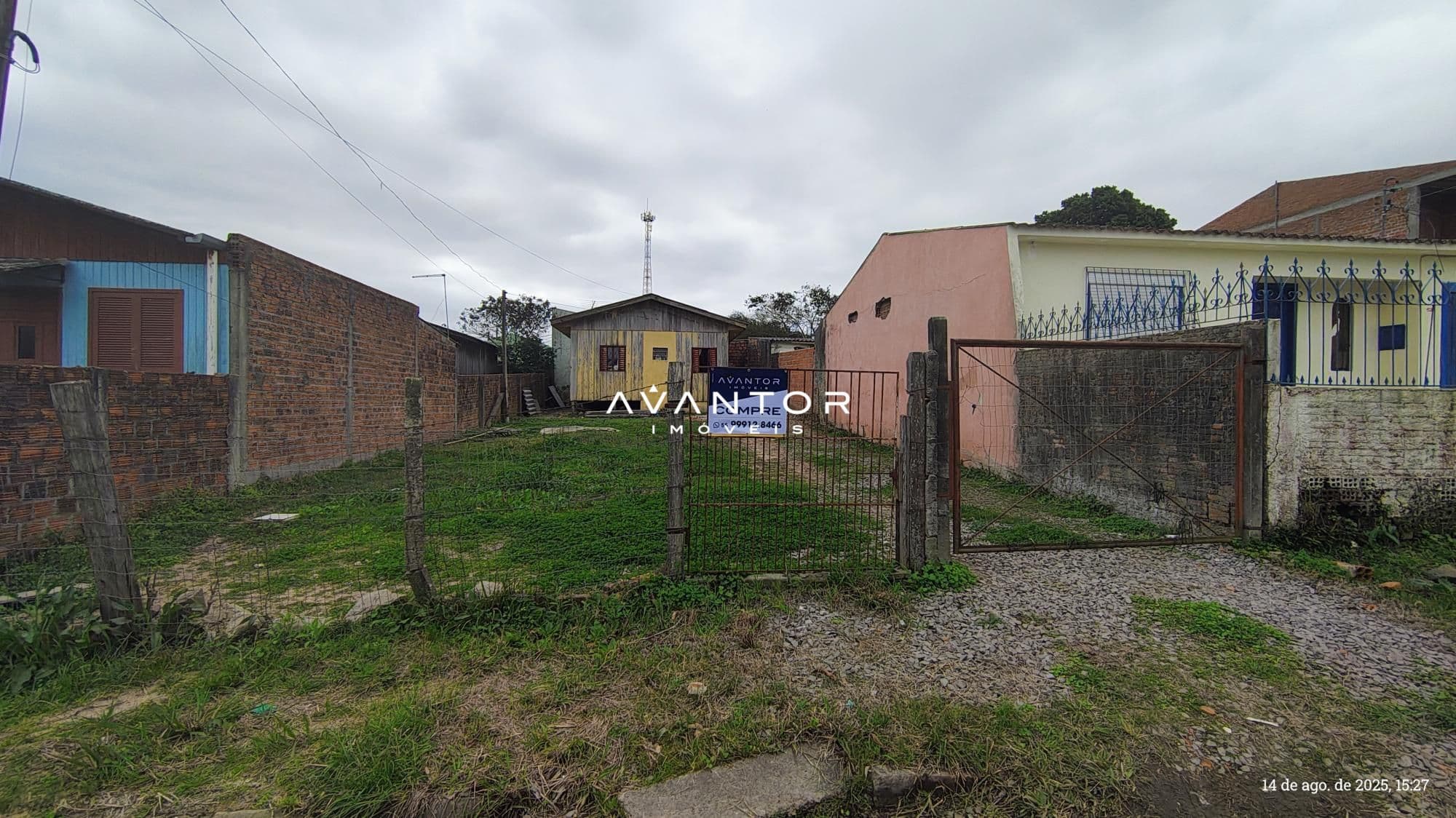 Terreno com construções e cerca de madeira — Terreno à venda em Lorenzi, Santa Maria/RS