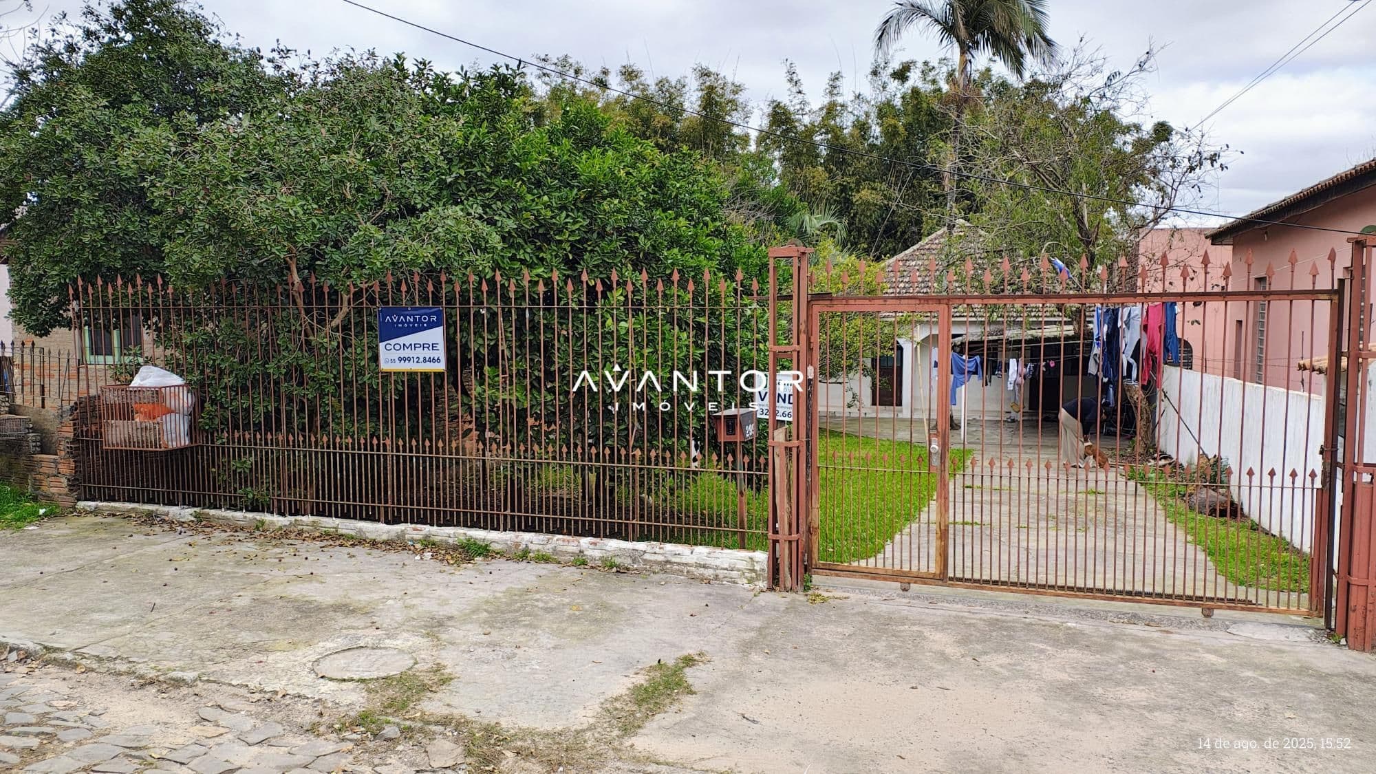Fachada da casa com portão e terreno — Casa com 3 quartos à venda em Urlândia, Santa Maria/RS