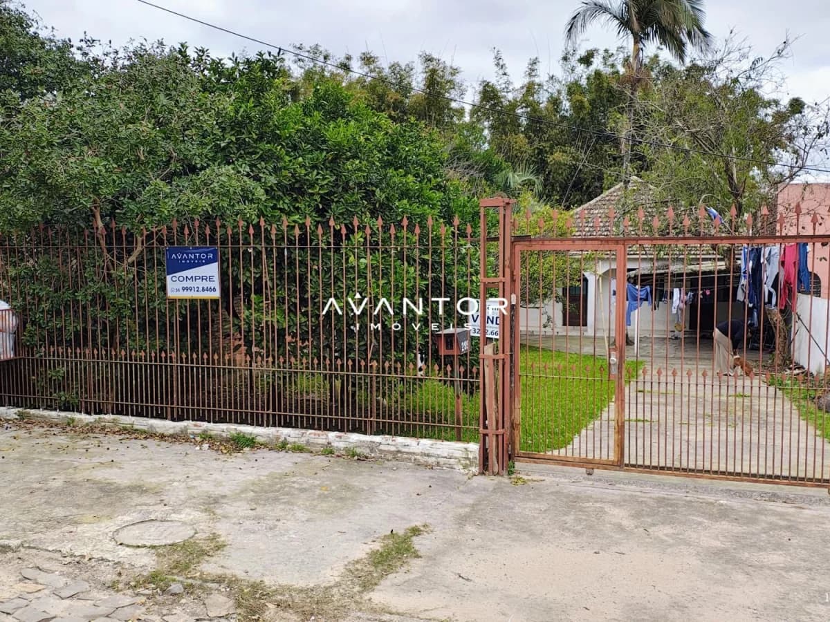 Fachada da casa com portão e terreno — Casa com 3 quartos à venda em Urlândia, Santa Maria/RS