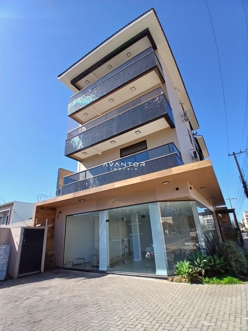 Fachada do prédio com sacadas — Apartamento com 2 quartos para alugar em Camobi, Santa Maria/RS